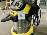 un aspirateur jaune et noir est posé par terre