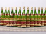 six bouteilles de vin alignées sur une surface blanche