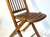 une chaise pliante en bois avec une assise en bois sur fond blanc