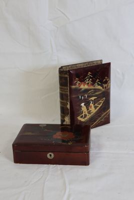 Boite rectangulaire en laque rouge et polychrome à décor de …