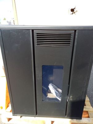 un téléviseur posé sur une palette dans la rue
