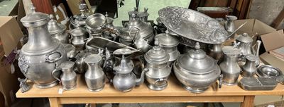 une table sur laquelle se trouvent de nombreux objets en argent