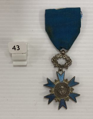 un gros plan d'une médaille ornée d'un ruban bleu