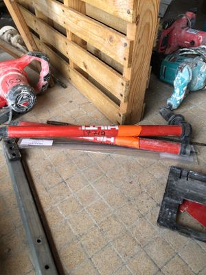 un tuyau rouge posé par terre à côté d'une caisse en bois