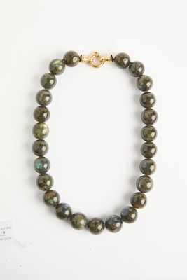 gros plan d'un collier sur une surface blanche