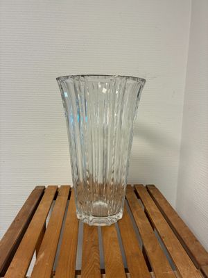 un vase en verre posé sur une table en bois