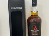 une bouteille de whisky single malt Springbank à côté d'une boîte