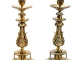 paire de chandeliers anciens en laiton sur piédestal sur fond blanc