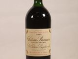 une bouteille de vin posée sur une table