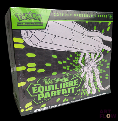 Quelqu'un tient une boîte sur laquelle figure une maquette de vaisseau spatial.