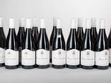 six bouteilles de vin alignées sur une table