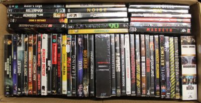 beaucoup de dvd dans une boîte sur la table