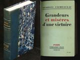 deux livres posés l'un à côté de l'autre sur une table