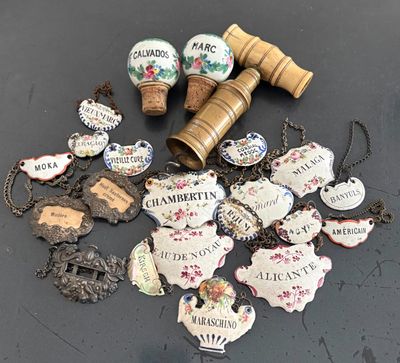 un grand nombre d'objets posés sur une table