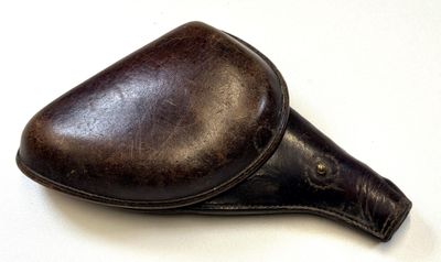 un étui en cuir marron muni d'une poignée en cuir, posé sur une surface blanche