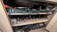Sur la mezzanine : 2 armoires basses métalliques et leur con… (photo 4)