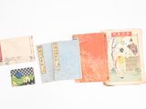 plusieurs livres posés sur une table