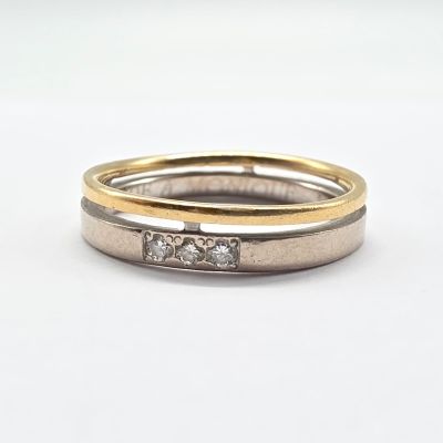 deux bagues en or et en argent serties de diamants sur fond blanc