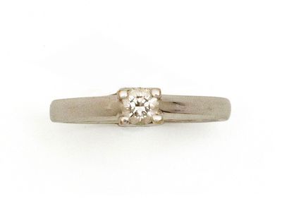 gros plan d'une bague en diamant sur fond blanc