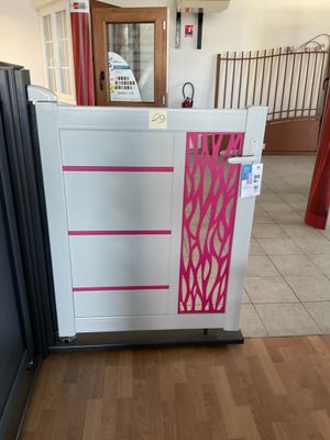 un réfrigérateur blanc avec un motif rose sur la porte