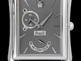 une image d'une montre en gros plan sur fond noir