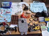 une table sur laquelle se trouvent divers objets, dont une peluche