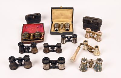 un grand nombre d'objets différents posés sur une table