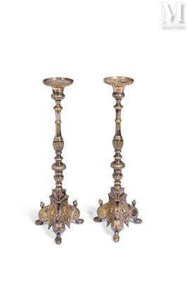 paire de bougeoirs anciens en laiton ornés de motifs floraux