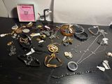 de nombreux types de colliers posés sur une table