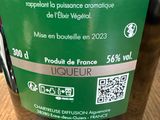 une bouteille de vin posée sur une table, sur laquelle figure un code QR