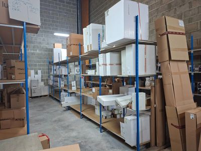 de nombreux cartons et boîtes sur les étagères de l'entrepôt