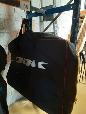 un homme qui tient un sac dans un garage
