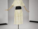 mannequin vêtu d'une robe blanche avec une ceinture noire et une ceinture noire
