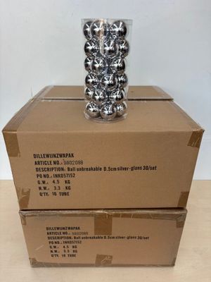 une boîte sur laquelle sont posées plusieurs balles