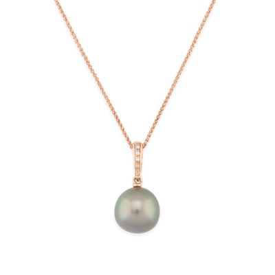 un pendentif en perle noire monté sur une chaîne en or rose