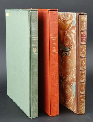 trois livres sont empilés sur une table