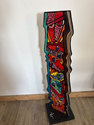 œuvre d'art aux couleurs vives posée sur le parquet d'une pièce