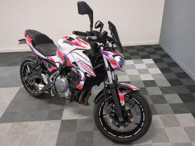 une moto garée sur un sol à damier dans une pièce