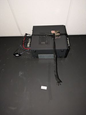 une image représentant une boîte noire à laquelle sont reliés de nombreux fils