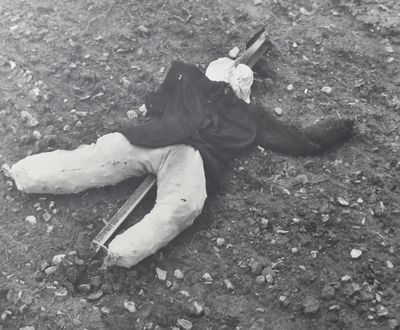 une photo en noir et blanc d'une personne décédée allongée sur le sol