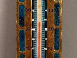 un thermomètre en forme de thermomètre