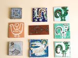 de nombreux carreaux de différentes couleurs sur le mur de cette pièce
