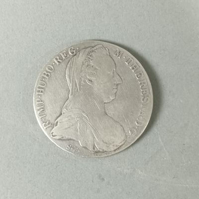 Gros plan sur une pièce d'argent portant une tête de femme