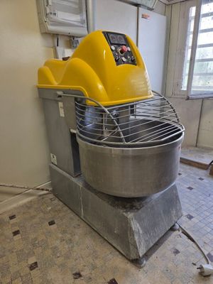 une machine jaune qui se trouve dans une pièce