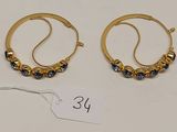 deux paires de boucles d'oreilles créoles en or ornées de pierres bleues