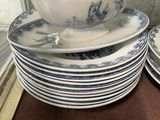une pile d'assiettes recouvertes de sauce