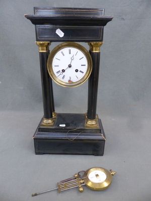 Pendule portique en bois noirci à cadran émaillé blanc à chi…