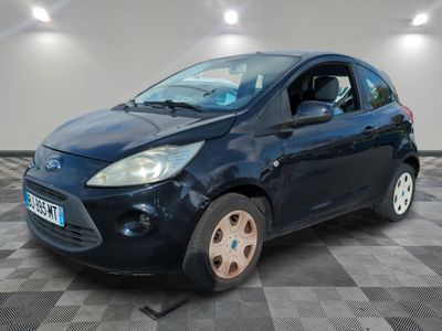 la photo d'une voiture bleue garée dans un garage