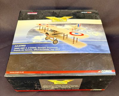 la boîte est ouverte pour montrer la maquette d'un avion