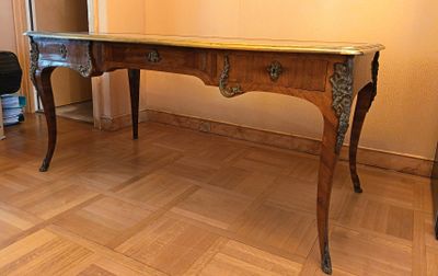 un bureau sur lequel est posé un miroir, dans une pièce